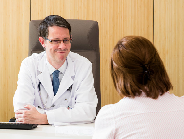 Paciente hablando con una paciente en su consulta