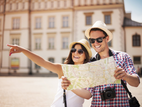 Parella de vacances consultant un plànol