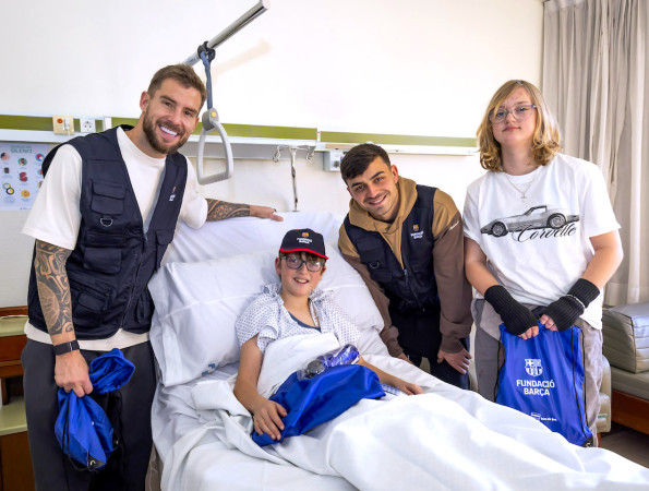 Visita jugadores del FC Barcelona en el Hospital de Barcelona