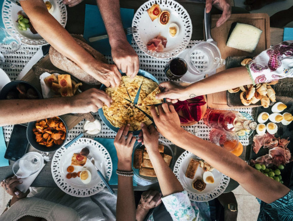 Taula amb menjar abundant