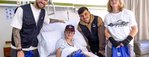 Visita jugadores del FC Barcelona en el Hospital de Barcelona