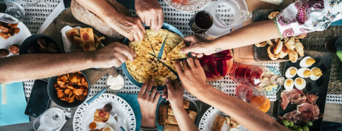 Taula amb menjar abundant