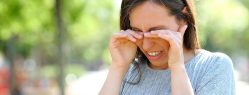 Noia fregant-se els ulls amb les mans