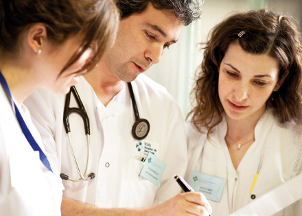Grupo de médicos analizando el historial de un paciente