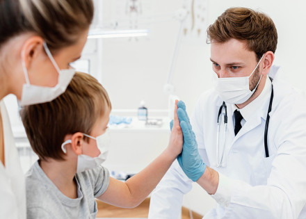 Médico pediatra con paciente