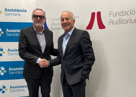 Joan Carles Díaz Meco i Francesc Santasusanna signen l'acord de col·laboració entre Assistència Sanitària i el Col·legi de Mediadors d'Assegurances de Barcelona
