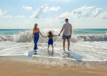 Familia a la orilla del mar