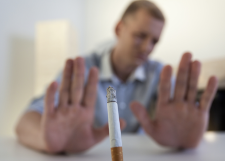 Persona que rebutja una cigarreta