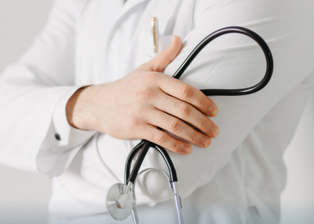 Metge amb un fonendoscopi