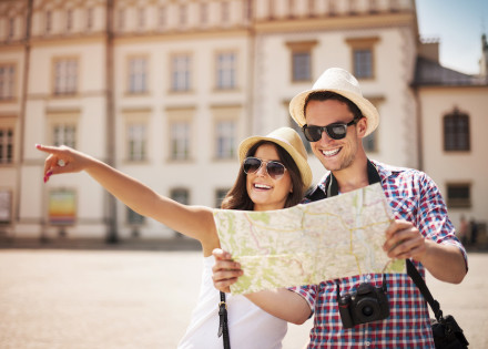Parella de vacances consultant un plànol