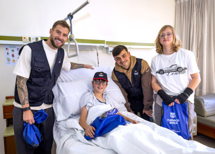 Visita jugadores del FC Barcelona en el Hospital de Barcelona