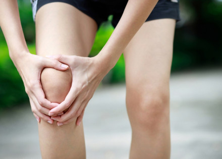 Unes mans subjecten un genoll en senyal de dolor