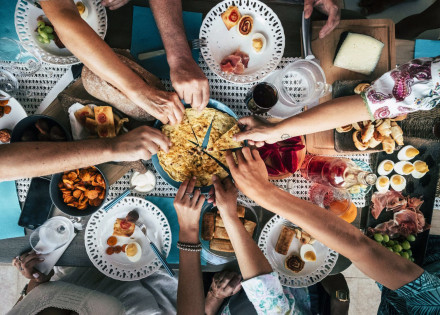 Taula amb menjar abundant