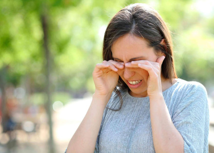 Noia fregant-se els ulls amb les mans