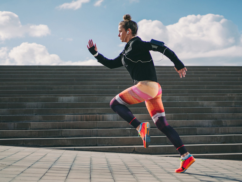 Mujer joven haciendo deporte