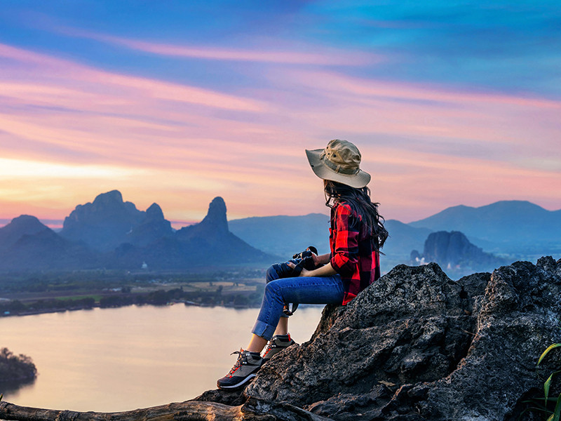 Mujer en la naturaleza mirando el paisaje