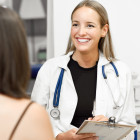 Doctora sonriendo hablando con una paciente