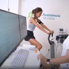 Mujer realizando una prueba médica de deporte sobre una bicicleta estática