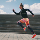 mujer tomando acción de correr